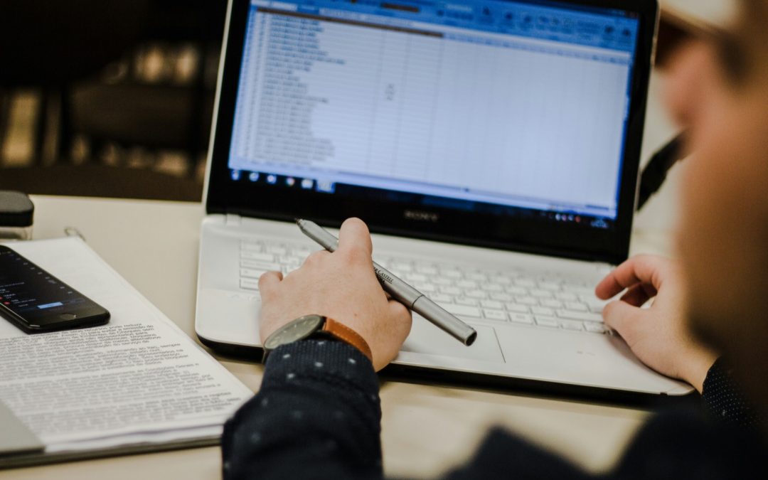 Persona analizando costos de importación en una planilla en la computadora